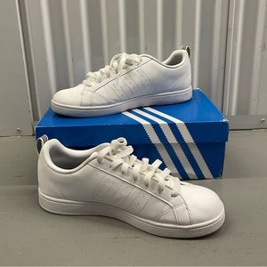 Women’s Adidas tennis shoe